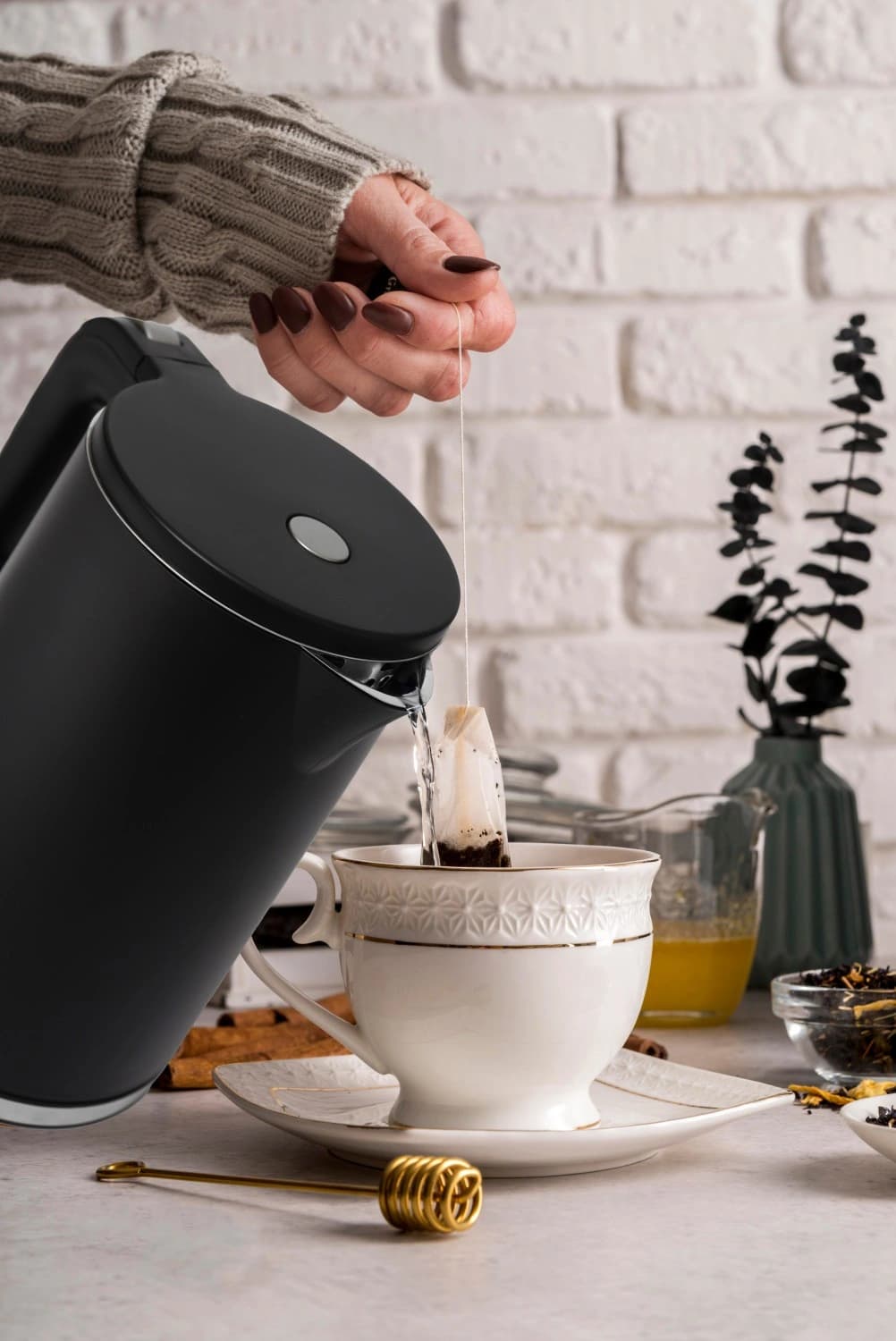 Czajnik elektryczny bezprzewodowy turystyczny 1500 W 1.7 l obrotowy czarny