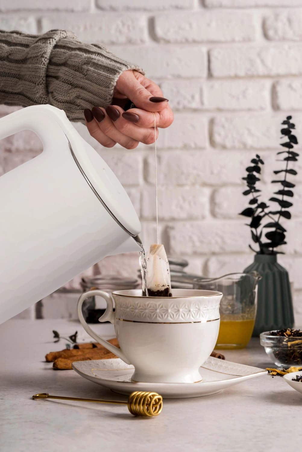 Czajnik elektryczny bezprzewodowy turystyczny 1500 W 1.8 l obrotowy biały