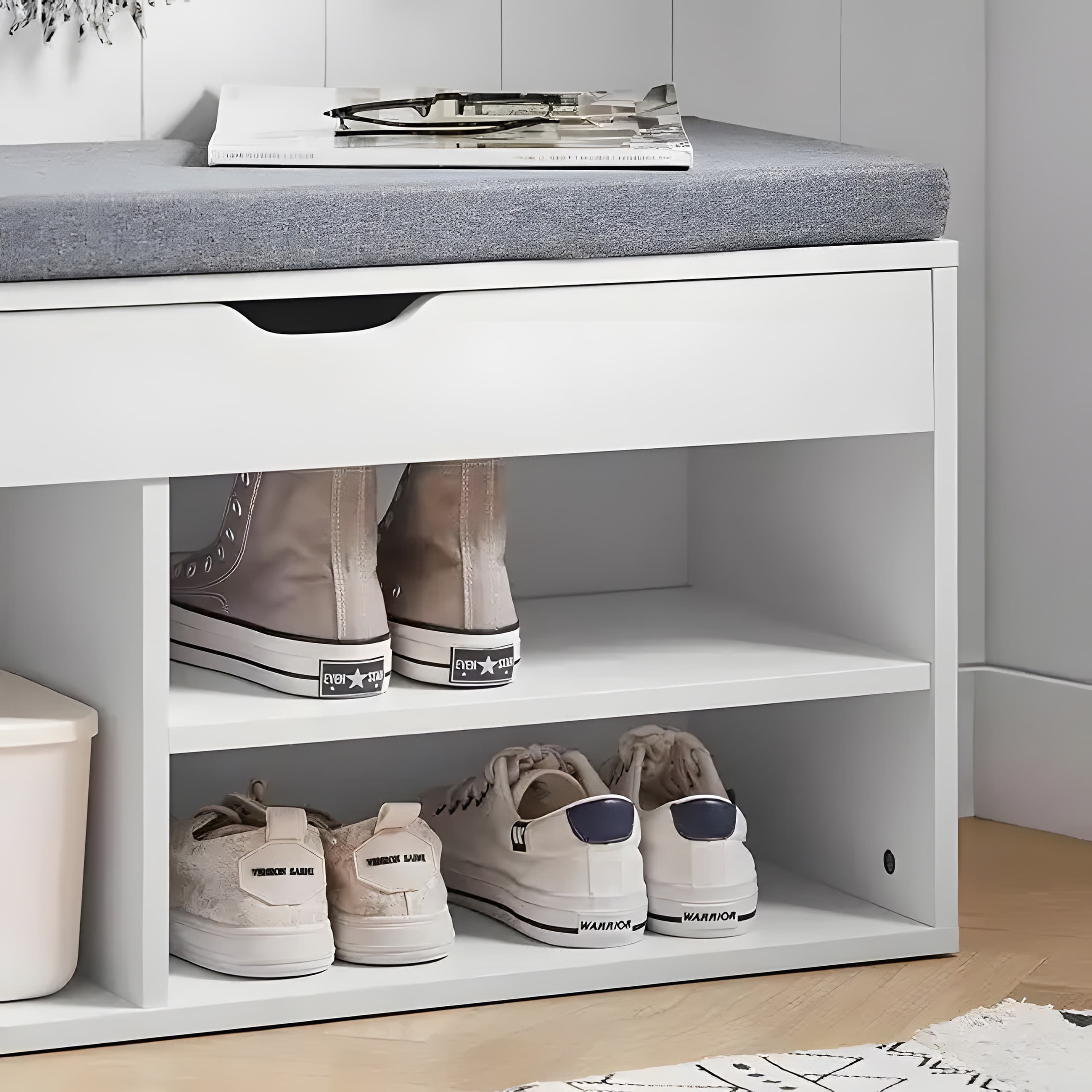 Szafka na buty z szarą poduszką i otwieranym siedziskiem 3 półki biała ModernHome